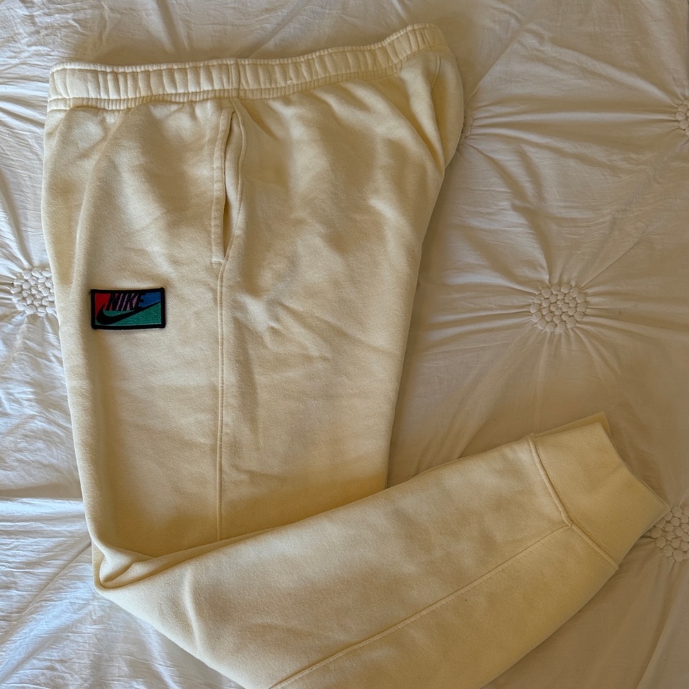 Nike men’s MEDIUM Off-White/cream sweatpants. Pockets. Cuffs